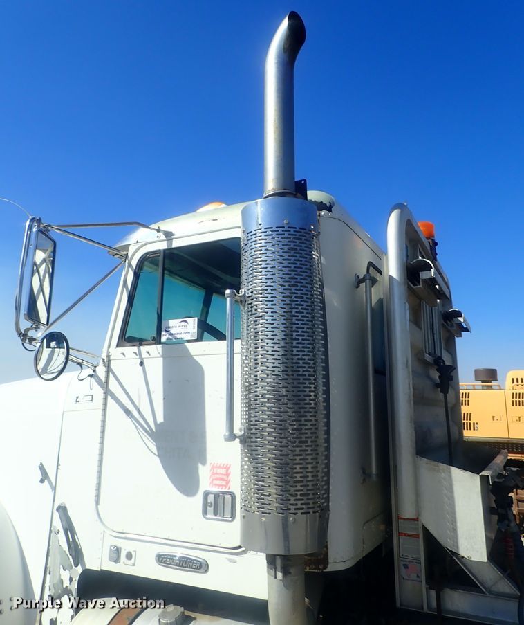 image for item DE0833 2005 Freightliner FLD Classic SD  semi truck