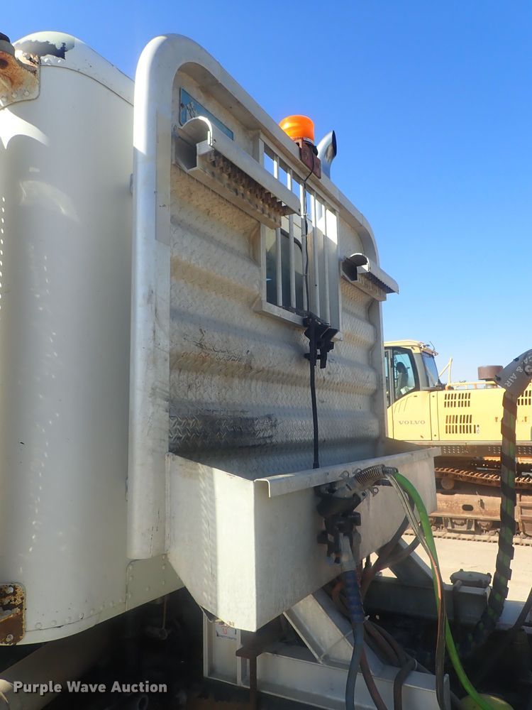 image for item DE0833 2005 Freightliner FLD Classic SD  semi truck