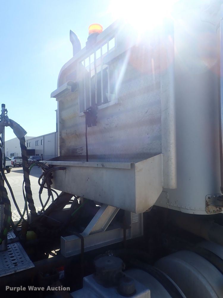 image for item DE0833 2005 Freightliner FLD Classic SD  semi truck