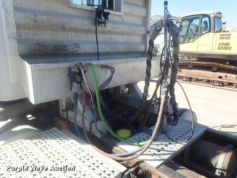 image for item DE0833 2005 Freightliner FLD Classic SD  semi truck