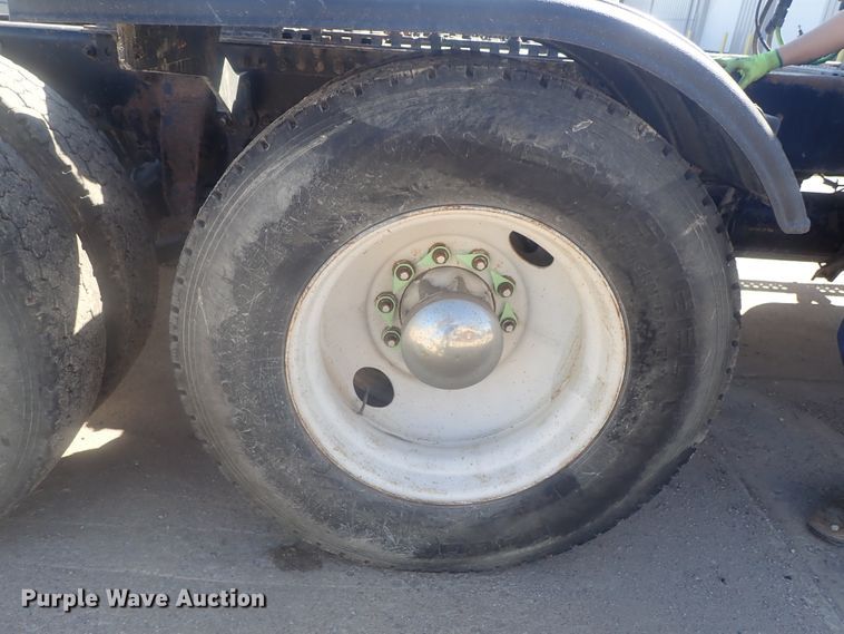 image for item DE0833 2005 Freightliner FLD Classic SD  semi truck