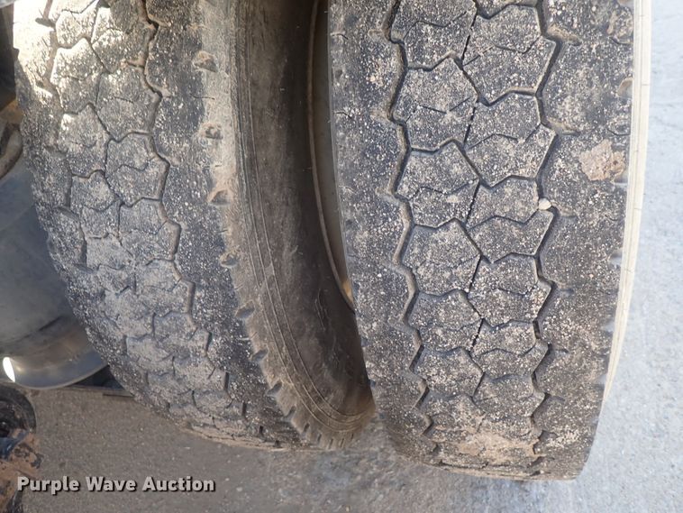 image for item DE0833 2005 Freightliner FLD Classic SD  semi truck