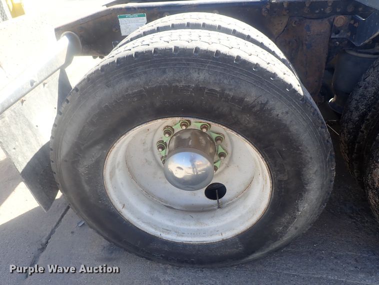 image for item DE0833 2005 Freightliner FLD Classic SD  semi truck