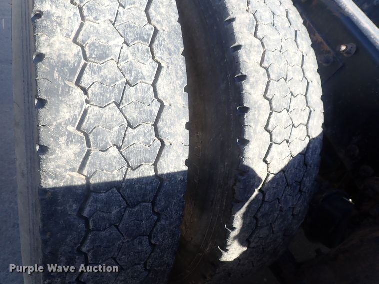 image for item DE0833 2005 Freightliner FLD Classic SD  semi truck