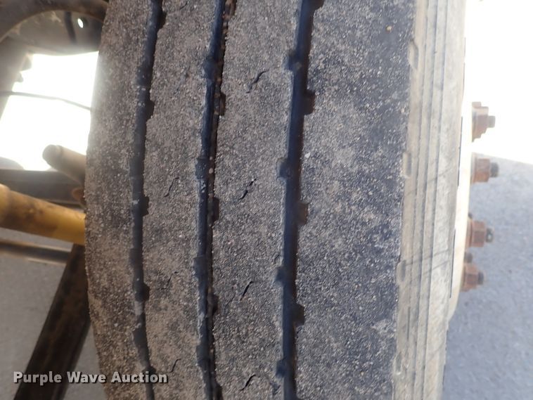 image for item DE0833 2005 Freightliner FLD Classic SD  semi truck