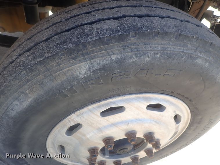 image for item DE0833 2005 Freightliner FLD Classic SD  semi truck