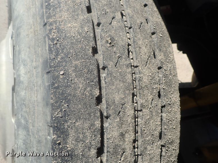 image for item DE0833 2005 Freightliner FLD Classic SD  semi truck