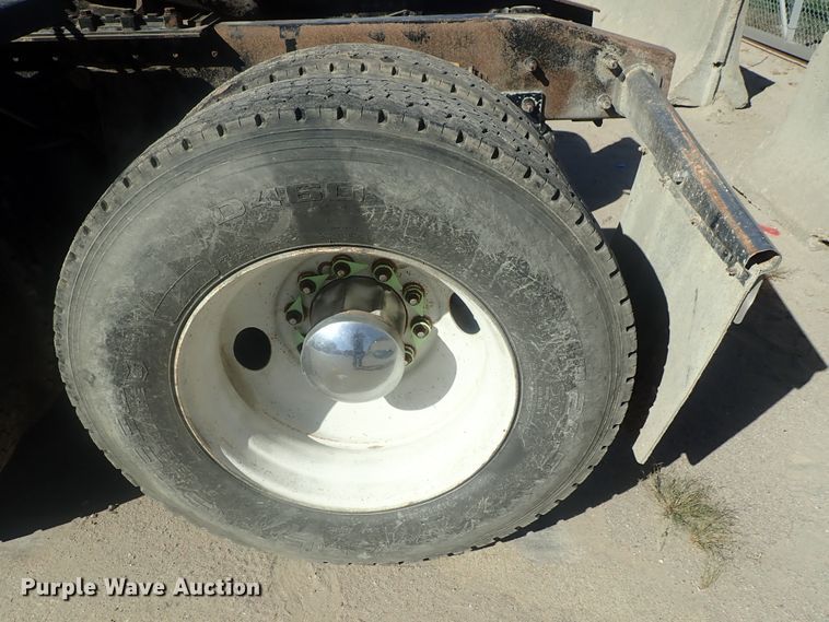 image for item DE0833 2005 Freightliner FLD Classic SD  semi truck