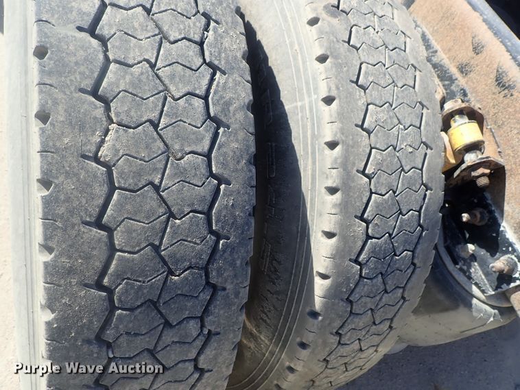 image for item DE0833 2005 Freightliner FLD Classic SD  semi truck