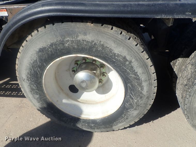 image for item DE0833 2005 Freightliner FLD Classic SD  semi truck