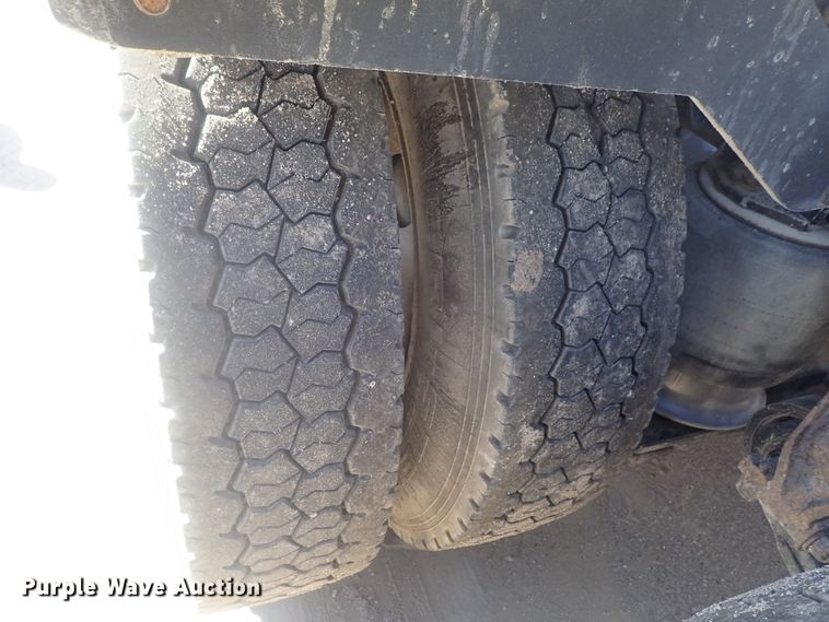 image for item DE0833 2005 Freightliner FLD Classic SD  semi truck