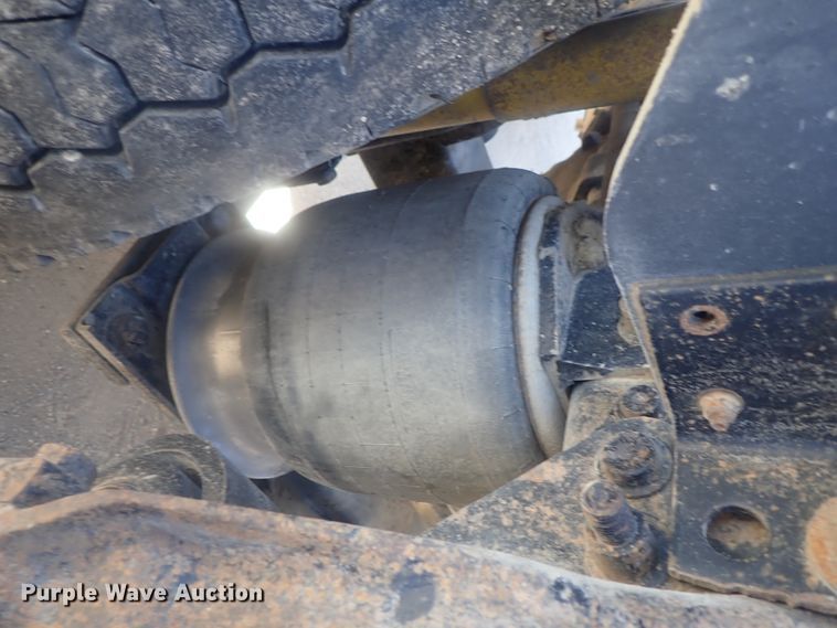 image for item DE0833 2005 Freightliner FLD Classic SD  semi truck