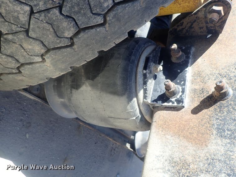 image for item DE0833 2005 Freightliner FLD Classic SD  semi truck