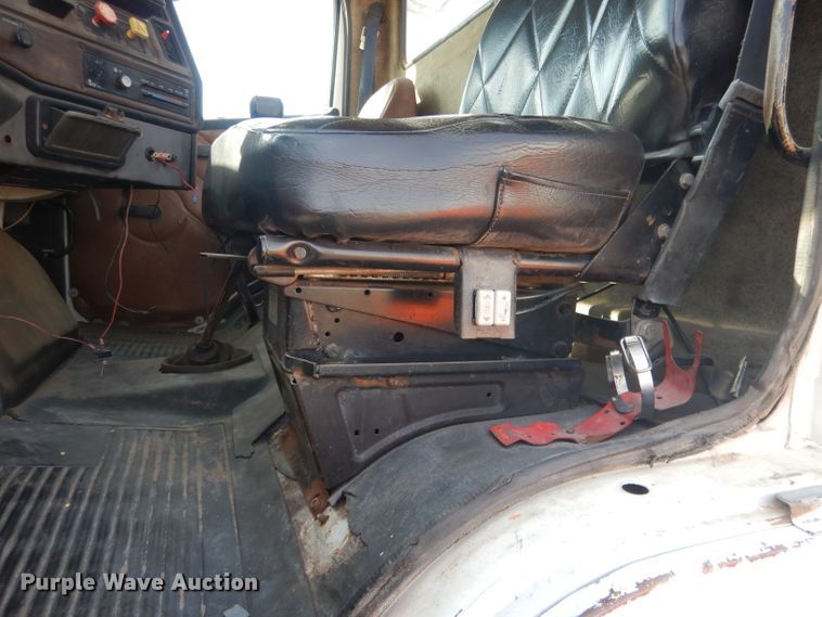 image for item DG4607 1989 Freightliner FLC112  semi truck