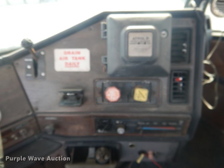 image for item DG4607 1989 Freightliner FLC112  semi truck