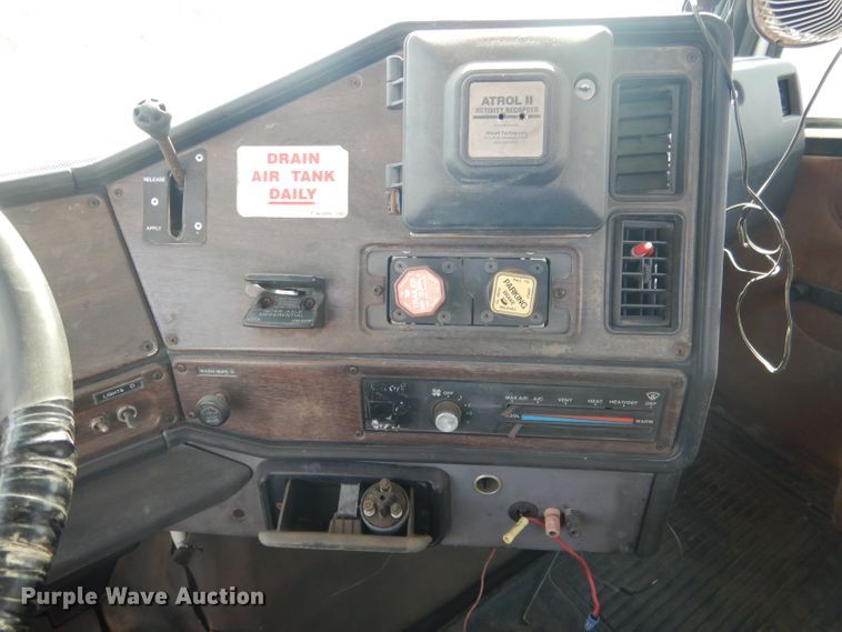 image for item DG4607 1989 Freightliner FLC112  semi truck