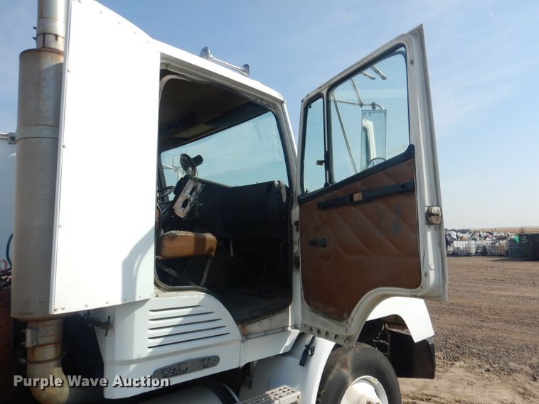 image for item DG4607 1989 Freightliner FLC112  semi truck