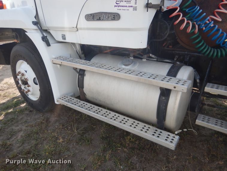 image for item DG4607 1989 Freightliner FLC112  semi truck