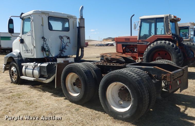 image for item DG4616 2003 International 9100i  semi truck