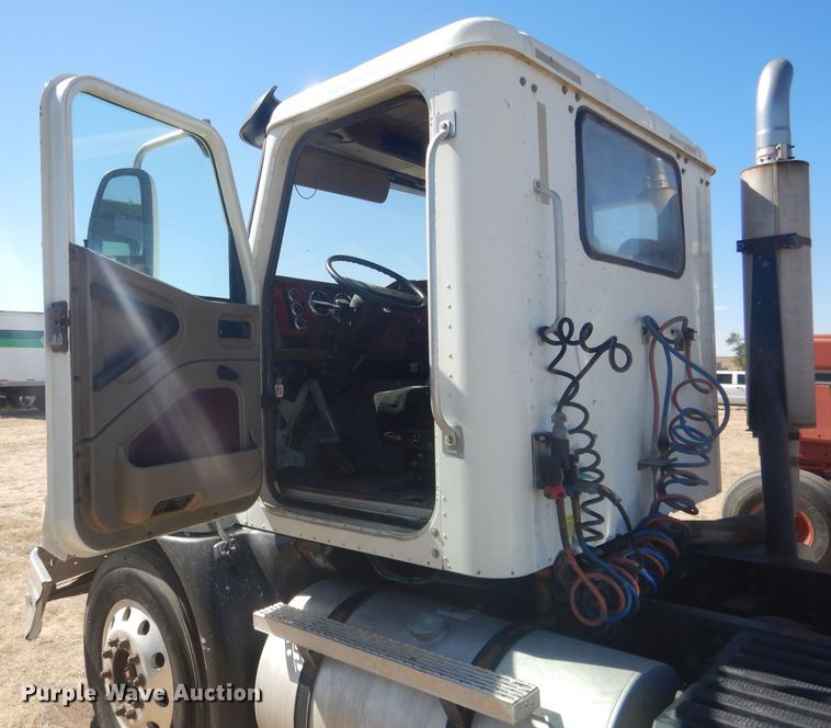 image for item DG4616 2003 International 9100i  semi truck