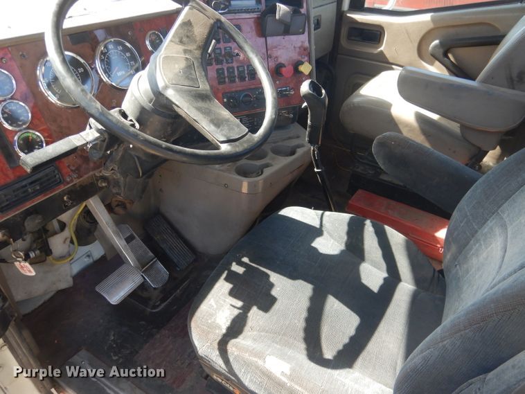 image for item DG4616 2003 International 9100i  semi truck