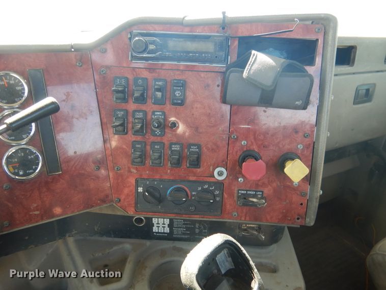 image for item DG4616 2003 International 9100i  semi truck