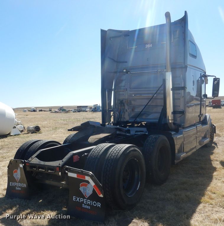 image for item DG4620 2015 Volvo VN  semi truck