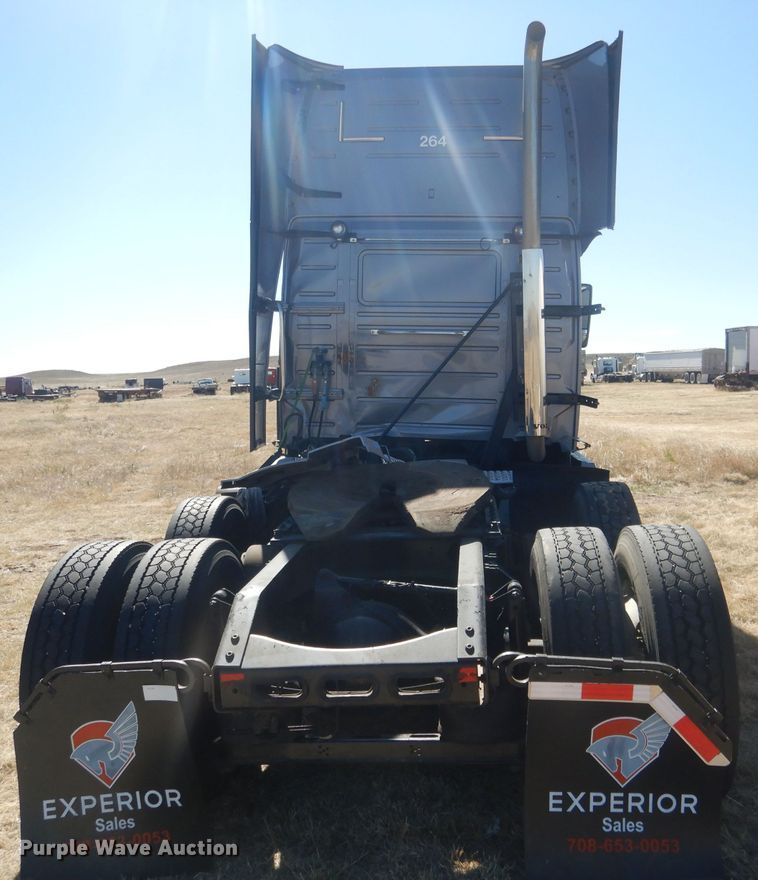 image for item DG4620 2015 Volvo VN  semi truck