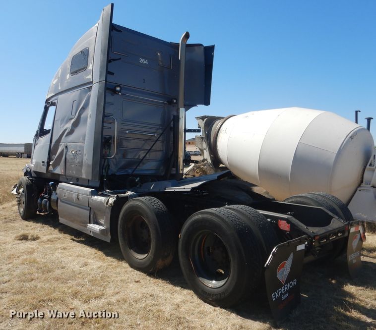 image for item DG4620 2015 Volvo VN  semi truck