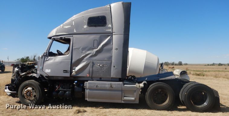 image for item DG4620 2015 Volvo VN  semi truck