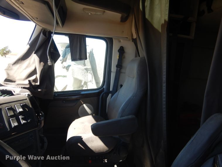 image for item DG4620 2015 Volvo VN  semi truck