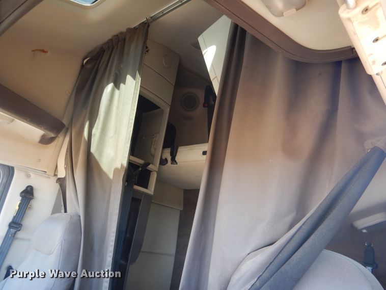 image for item DG4620 2015 Volvo VN  semi truck