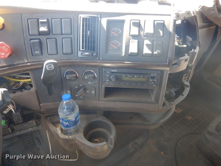 image for item DG4620 2015 Volvo VN  semi truck