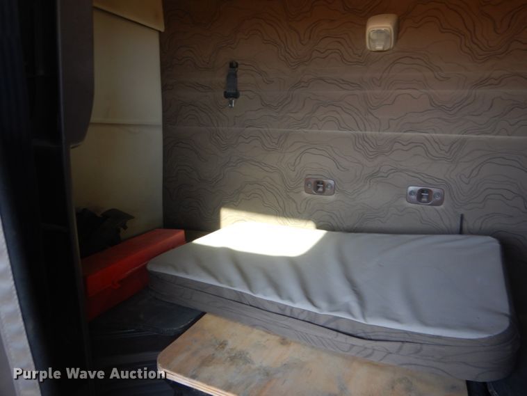 image for item DG4620 2015 Volvo VN  semi truck