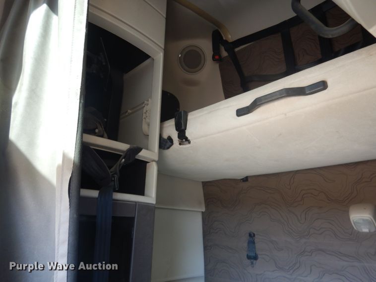 image for item DG4620 2015 Volvo VN  semi truck