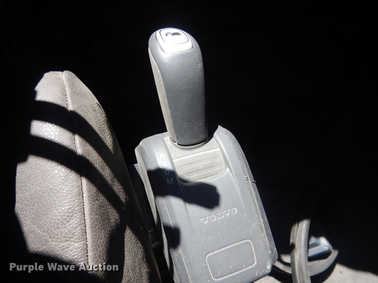 image for item DG4620 2015 Volvo VN  semi truck