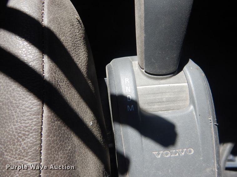 image for item DG4620 2015 Volvo VN  semi truck