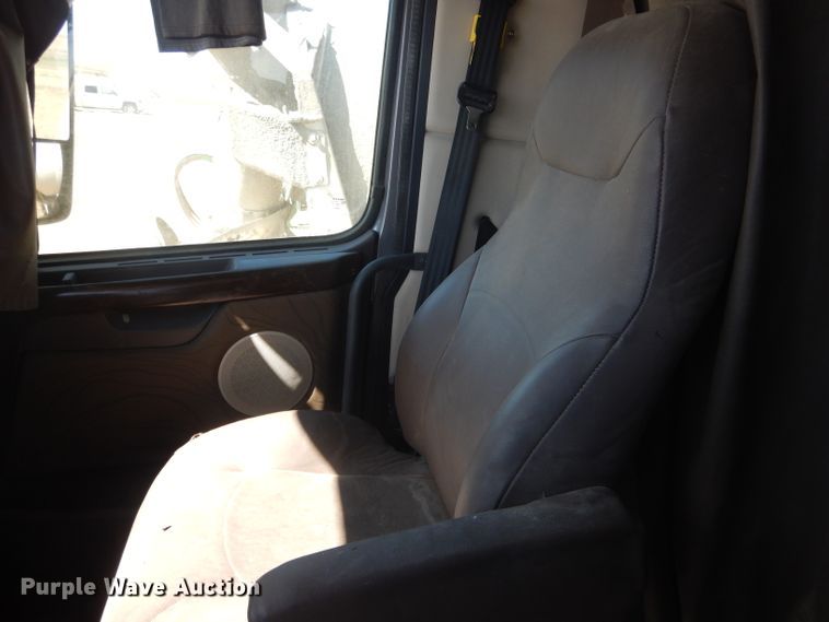 image for item DG4620 2015 Volvo VN  semi truck