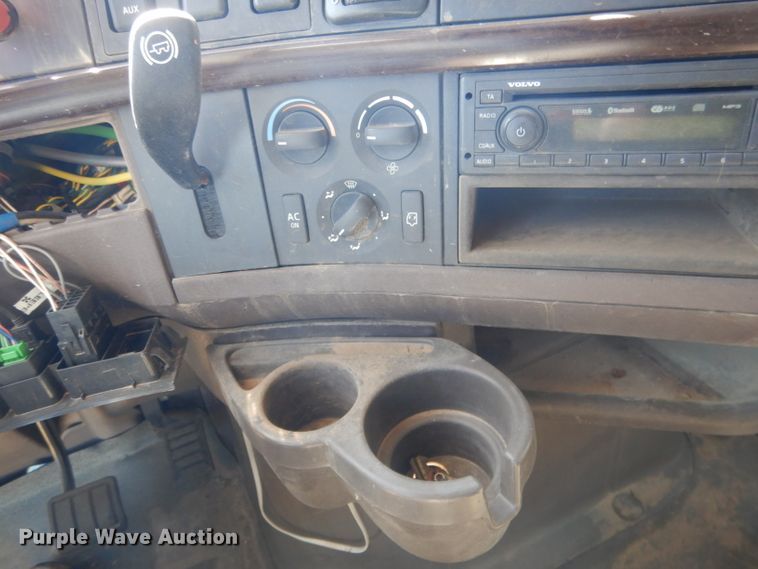 image for item DG4620 2015 Volvo VN  semi truck