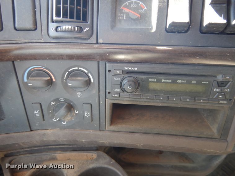 image for item DG4620 2015 Volvo VN  semi truck