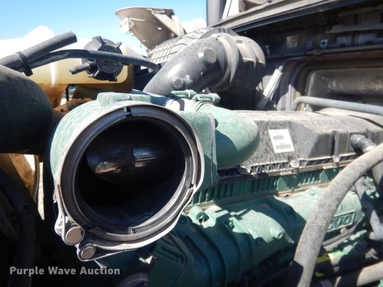 image for item DG4620 2015 Volvo VN  semi truck