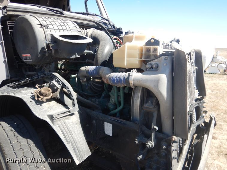 image for item DG4620 2015 Volvo VN  semi truck