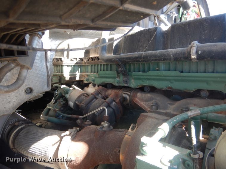 image for item DG4620 2015 Volvo VN  semi truck