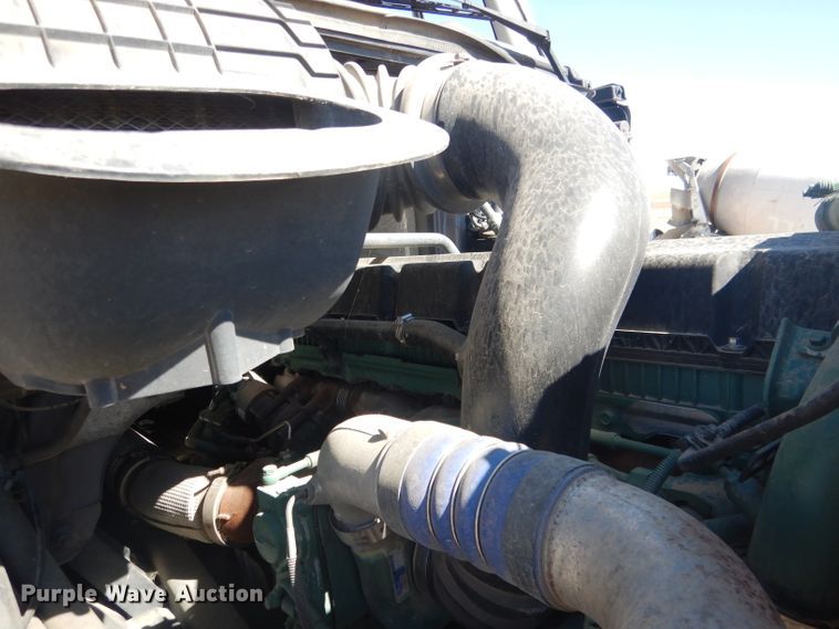 image for item DG4620 2015 Volvo VN  semi truck