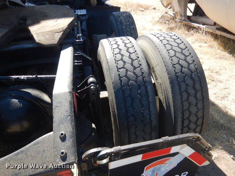 image for item DG4620 2015 Volvo VN  semi truck