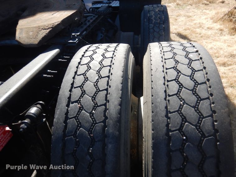 image for item DG4620 2015 Volvo VN  semi truck