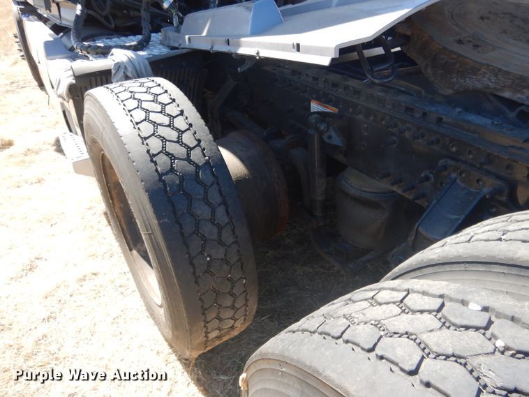 image for item DG4620 2015 Volvo VN  semi truck