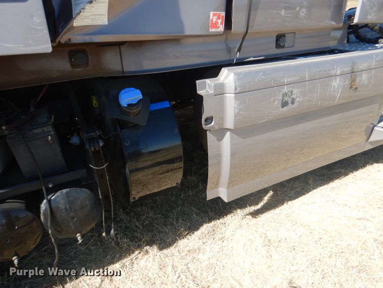 image for item DG4620 2015 Volvo VN  semi truck