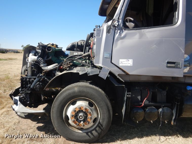 image for item DG4620 2015 Volvo VN  semi truck