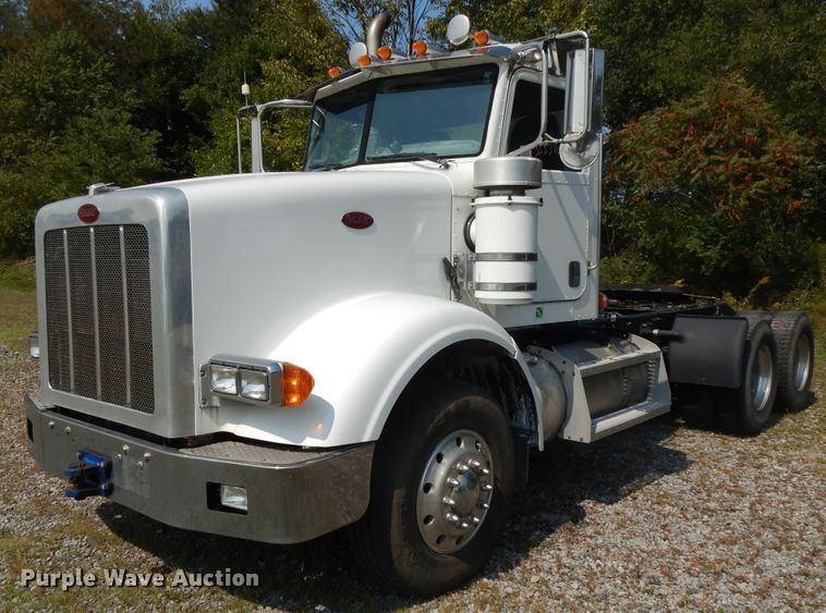 image for item DH0057 2013 Peterbilt 367  semi truck